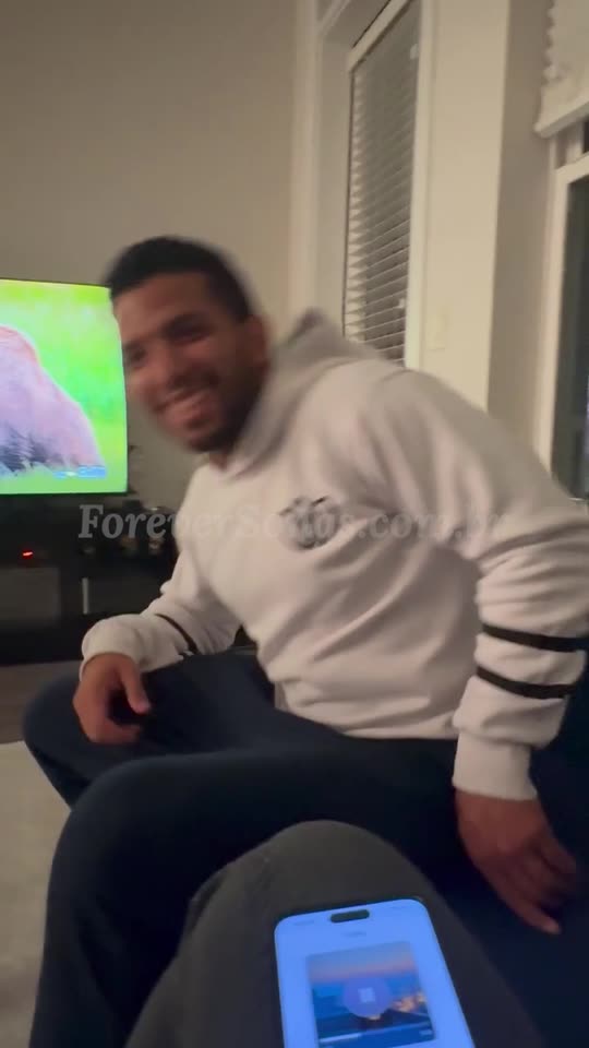 Vídeo de reação de um cliente ouvindo sua música personalizada 2