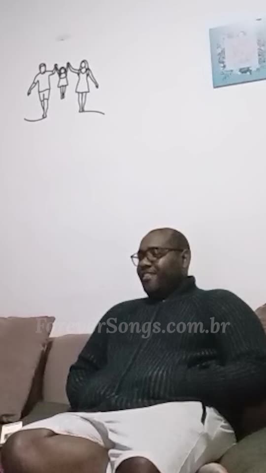 Vídeo de reação de um cliente ouvindo sua música personalizada 5