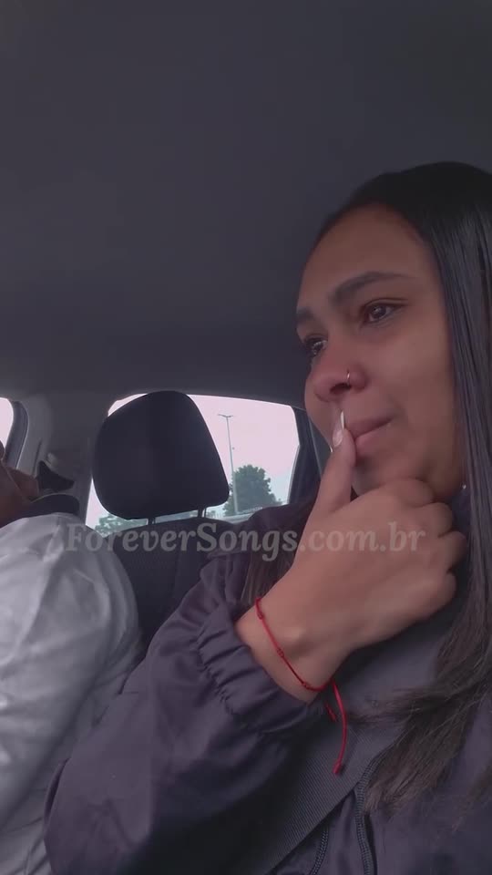 Vídeo de reação de um cliente ouvindo sua música personalizada 6