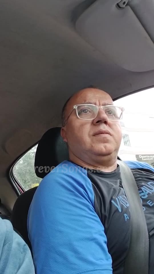 Vídeo de reação de um cliente ouvindo sua música personalizada 7