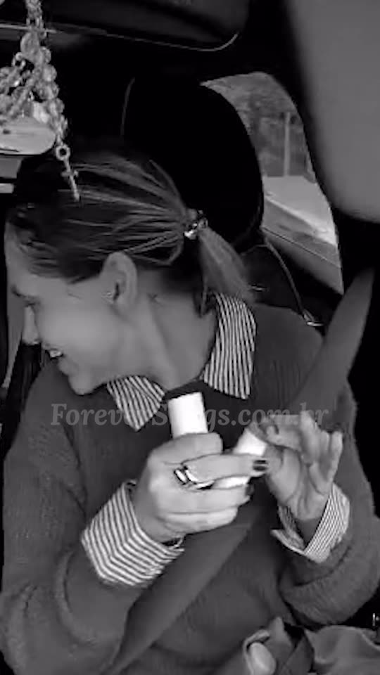 Vídeo de reação de um cliente ouvindo sua música personalizada 8