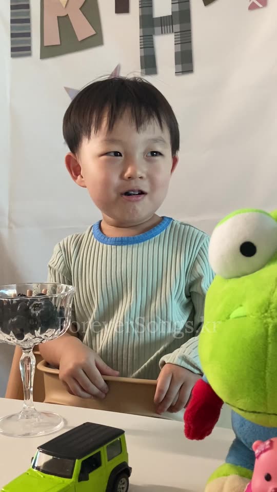 맞춤 노래를 들은 고객의 반응 영상 7