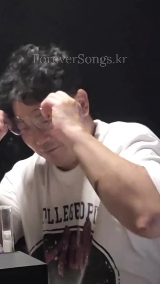 맞춤 노래를 들은 고객의 반응 영상 8